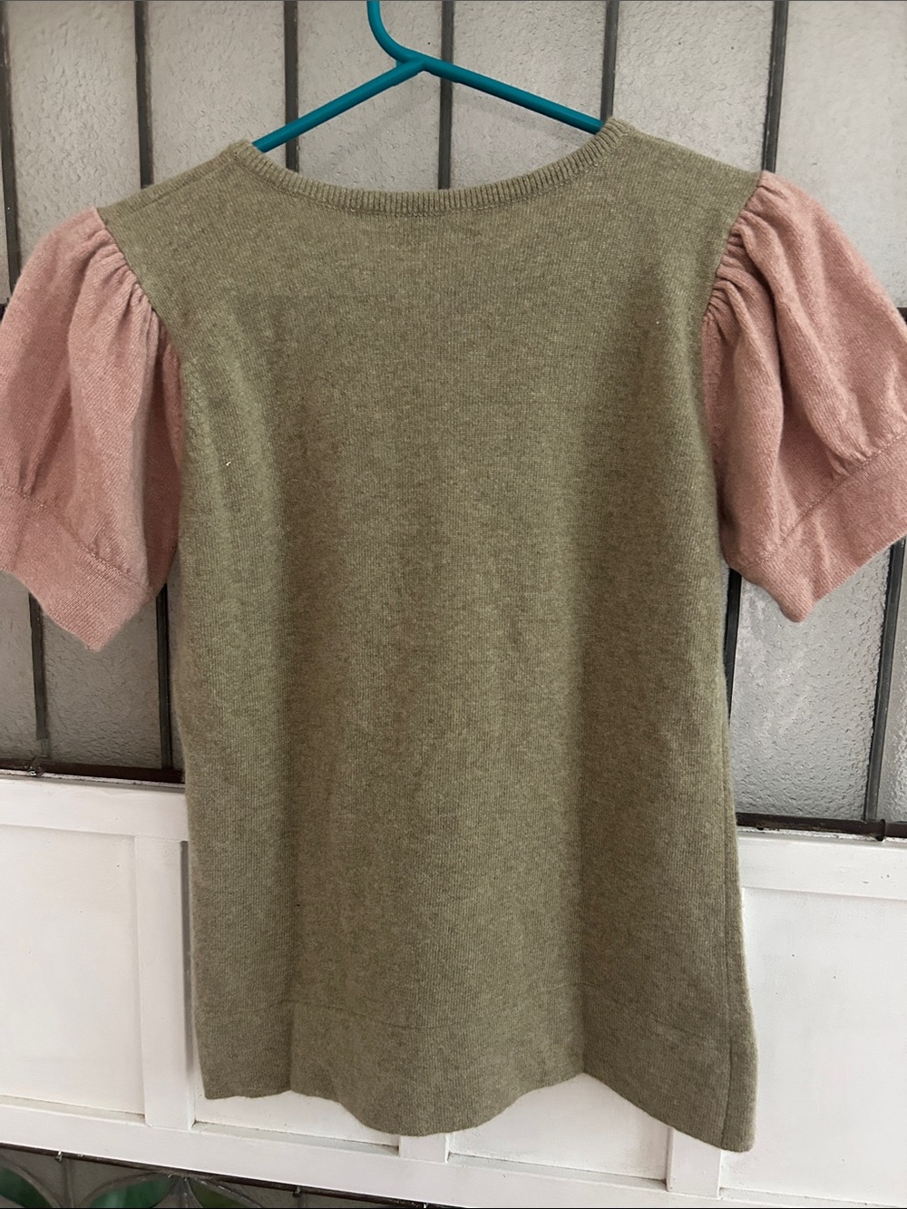 100% cashmere. Boxy Olive Green Knit Top with beige Puff Sleeves - - Picture 4 of 4